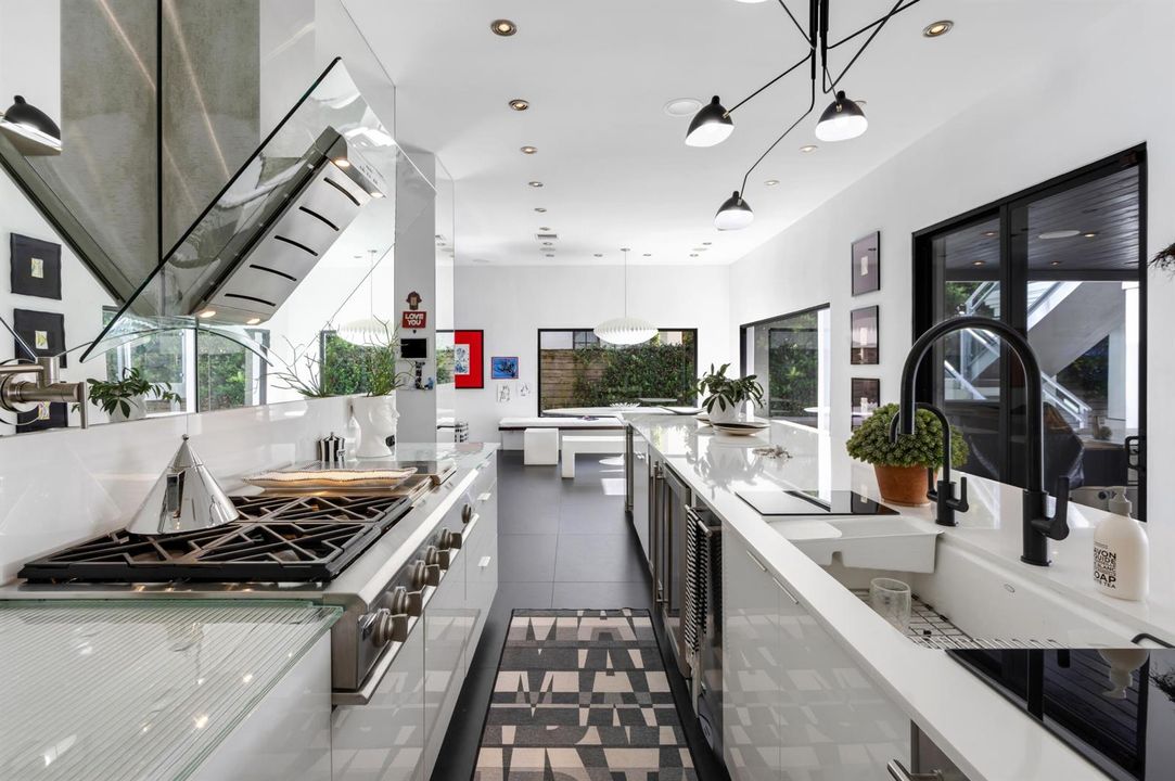 mls_KITCHEN_STRAIGHT_EB