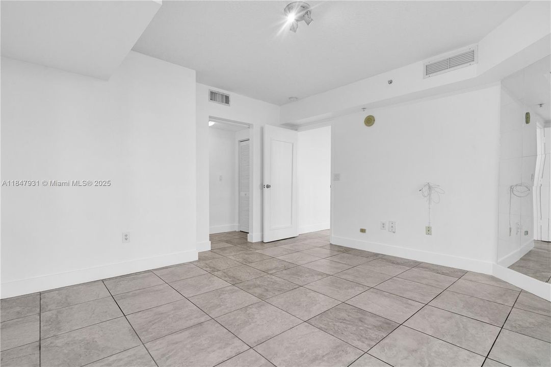 For Sale: $450,000 (2 beds, 2 baths, 1221 Square Feet)