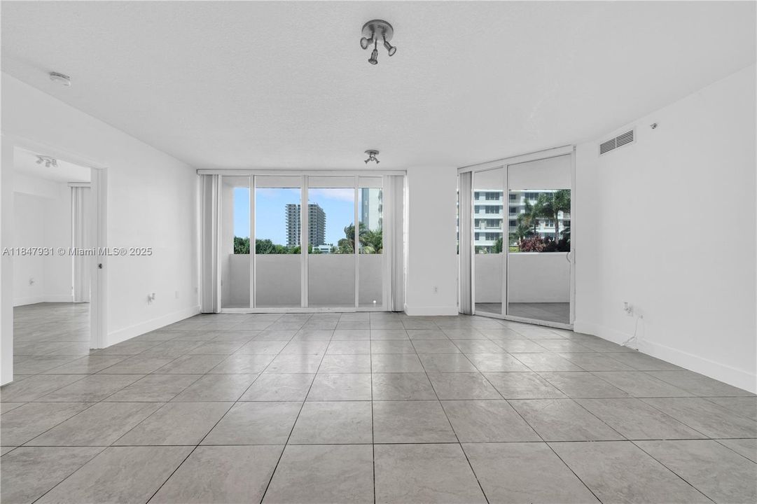 For Sale: $450,000 (2 beds, 2 baths, 1221 Square Feet)