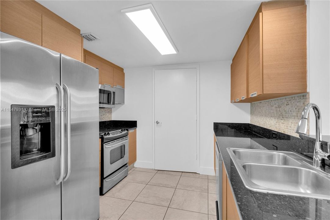 For Sale: $450,000 (2 beds, 2 baths, 1221 Square Feet)