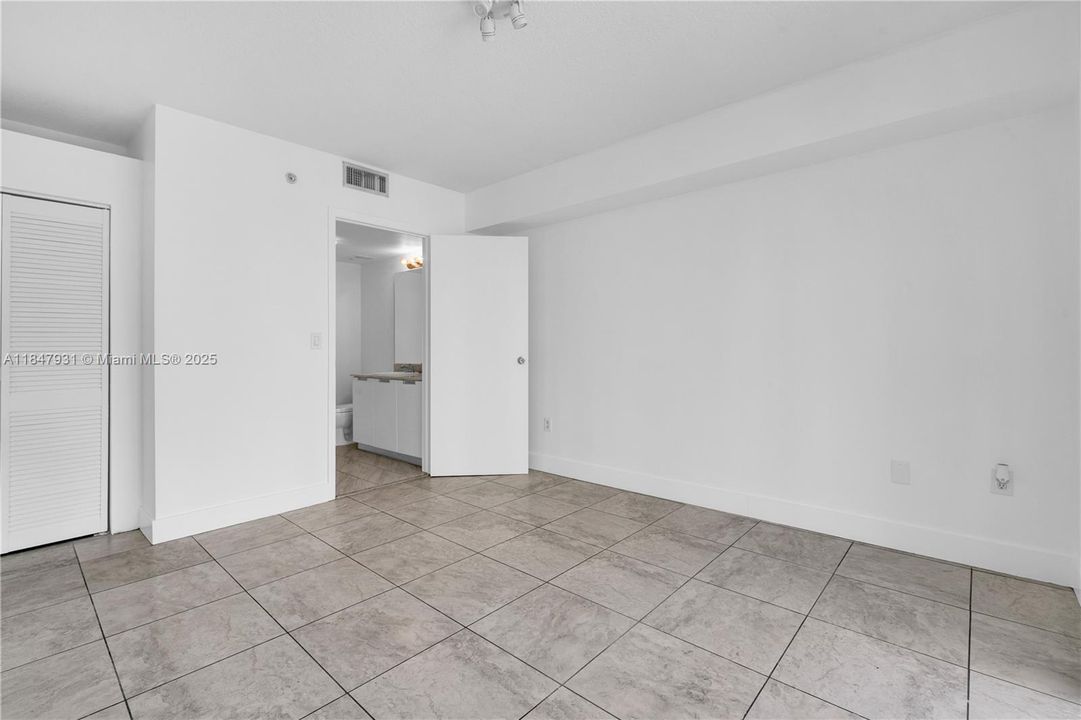 For Sale: $450,000 (2 beds, 2 baths, 1221 Square Feet)