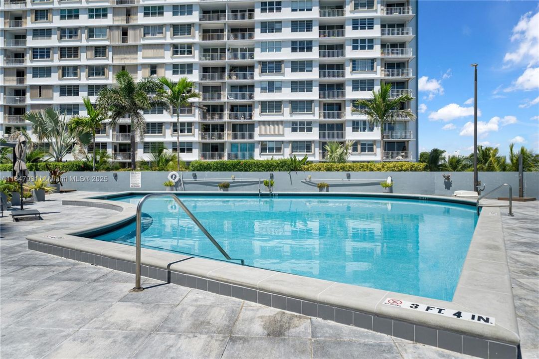 For Sale: $450,000 (2 beds, 2 baths, 1221 Square Feet)