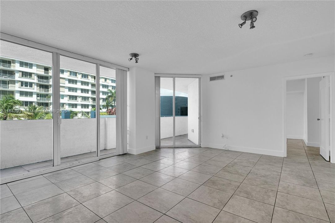 For Sale: $450,000 (2 beds, 2 baths, 1221 Square Feet)