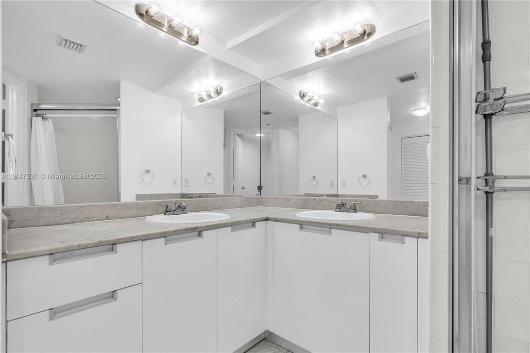 For Sale: $450,000 (2 beds, 2 baths, 1221 Square Feet)