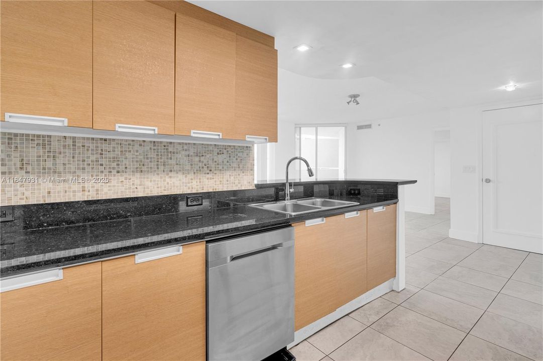 For Sale: $450,000 (2 beds, 2 baths, 1221 Square Feet)