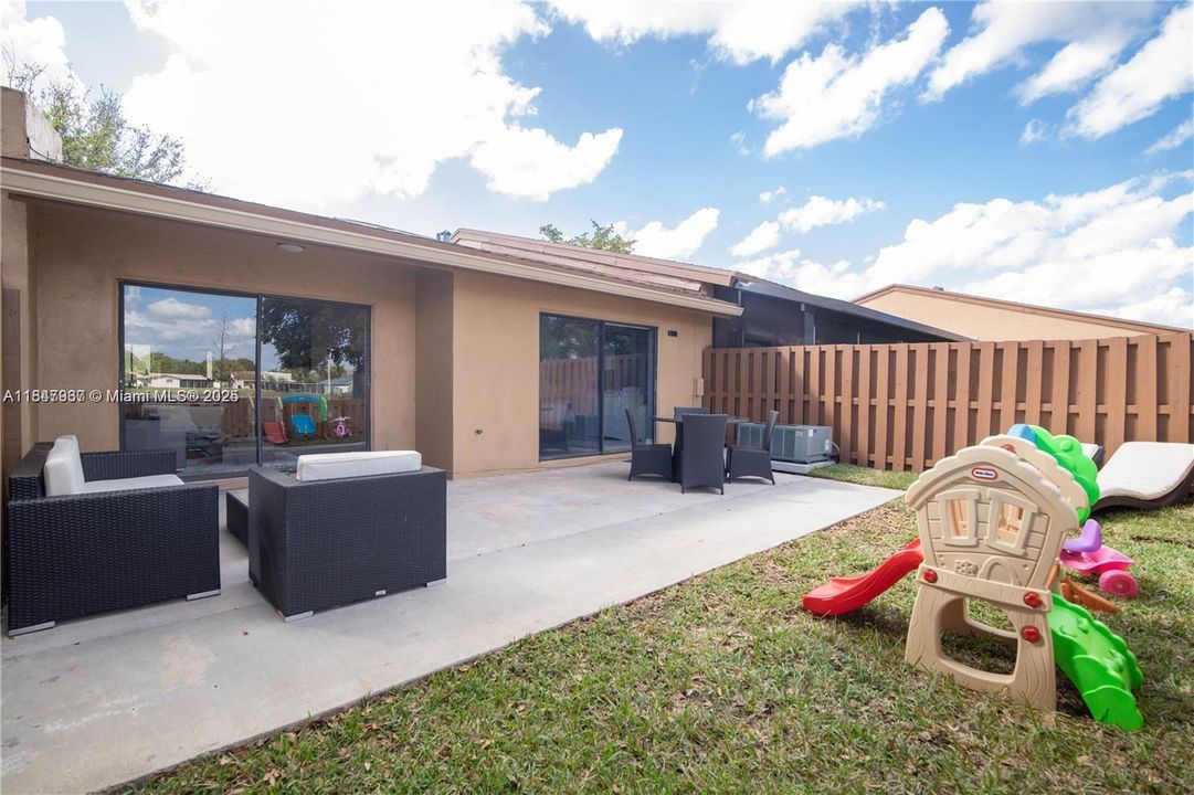 Recientemente alquilado: $3,200 (3 camas, 2 baños, 1432 Pies cuadrados)