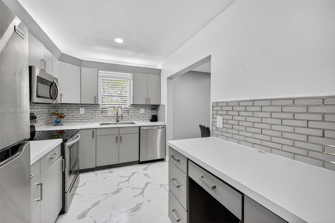 合同活跃: $189,000 (2 贝兹, 2 浴室, 1070 平方英尺)