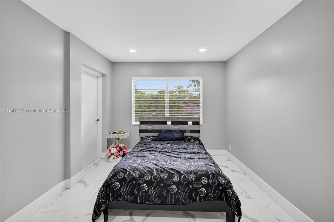 合同活跃: $189,000 (2 贝兹, 2 浴室, 1070 平方英尺)