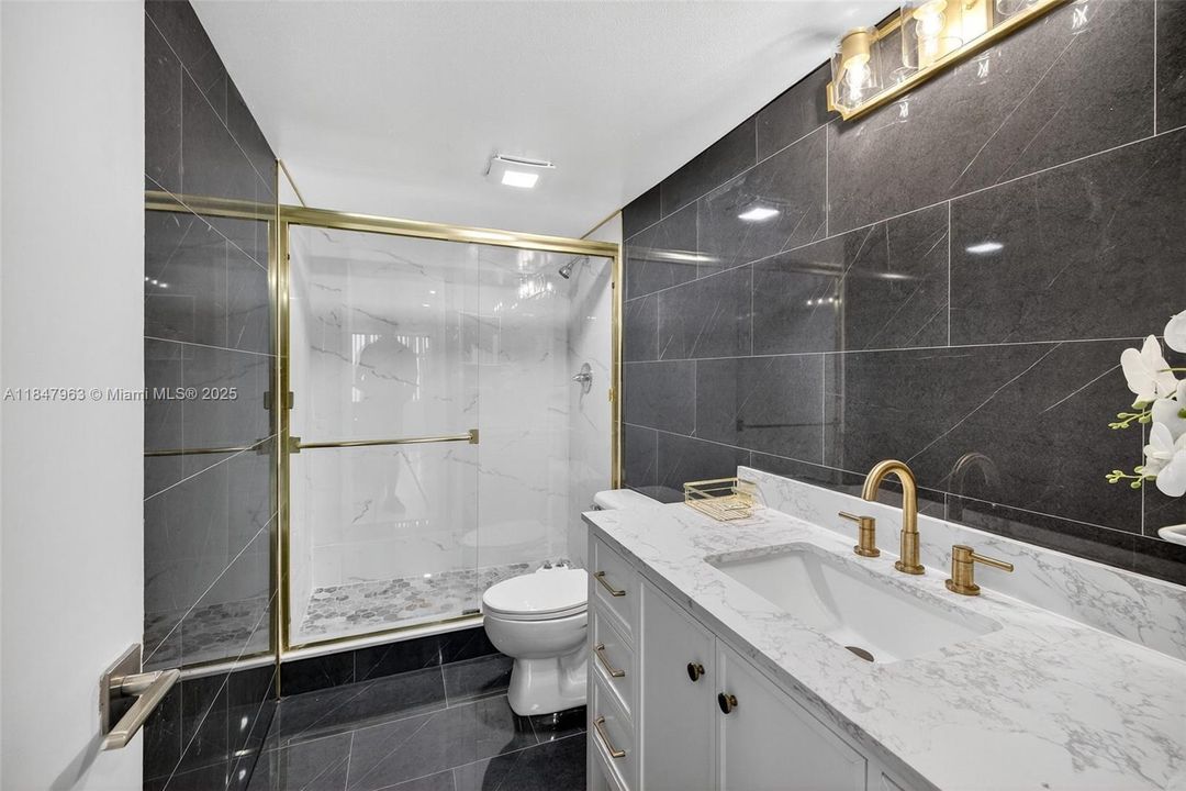 合同活跃: $189,000 (2 贝兹, 2 浴室, 1070 平方英尺)