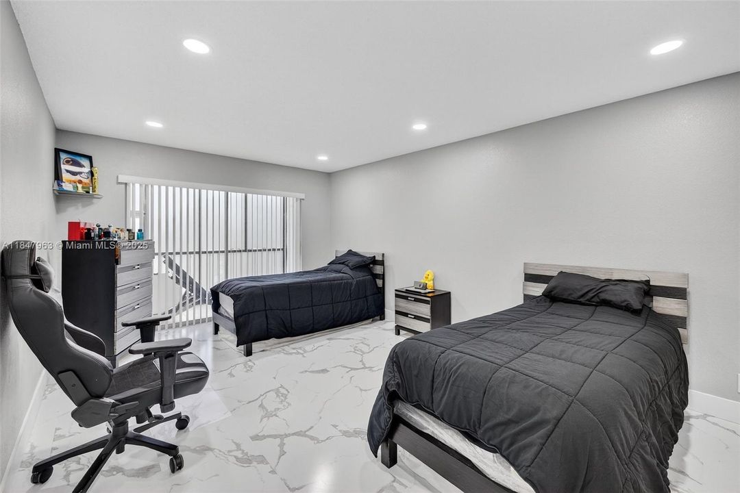 合同活跃: $189,000 (2 贝兹, 2 浴室, 1070 平方英尺)