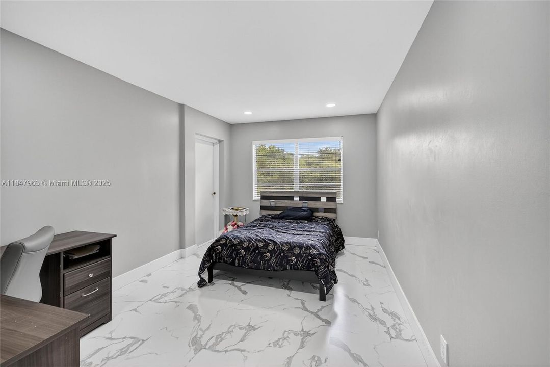 合同活跃: $189,000 (2 贝兹, 2 浴室, 1070 平方英尺)