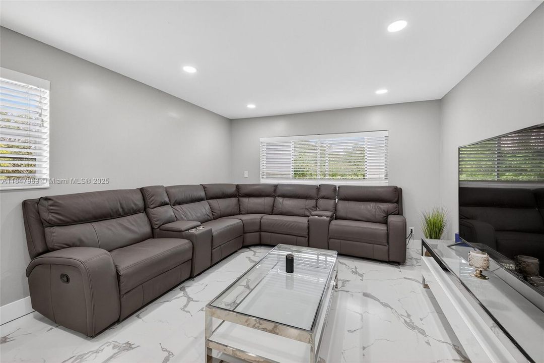 合同活跃: $189,000 (2 贝兹, 2 浴室, 1070 平方英尺)