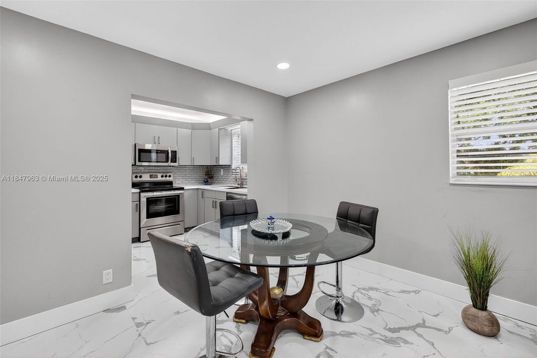 合同活跃: $189,000 (2 贝兹, 2 浴室, 1070 平方英尺)