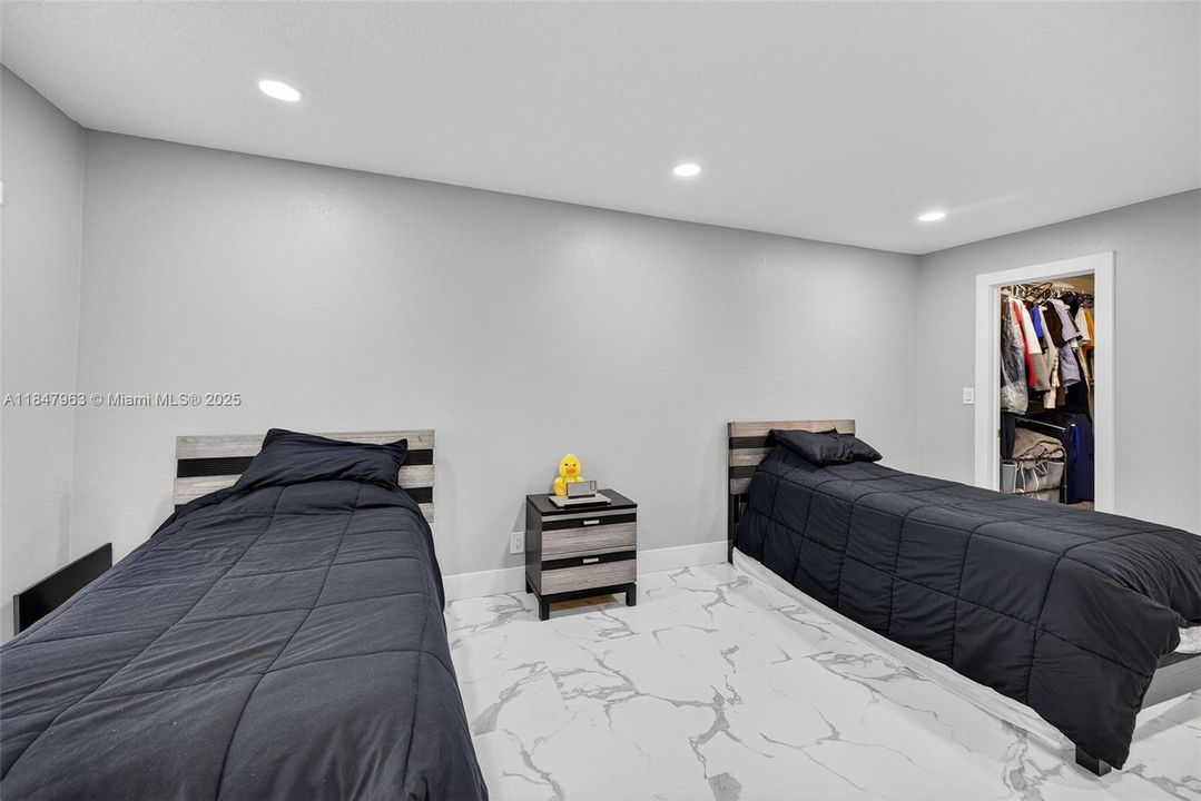 合同活跃: $189,000 (2 贝兹, 2 浴室, 1070 平方英尺)