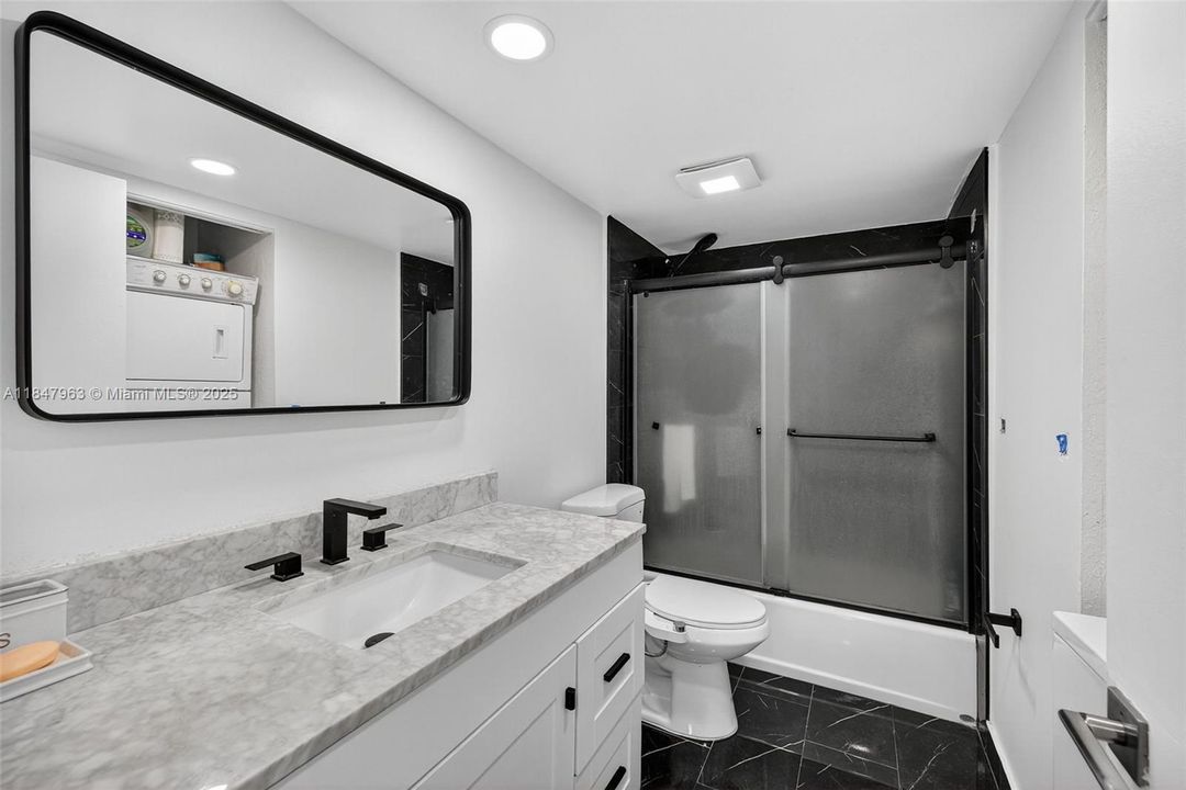 合同活跃: $189,000 (2 贝兹, 2 浴室, 1070 平方英尺)