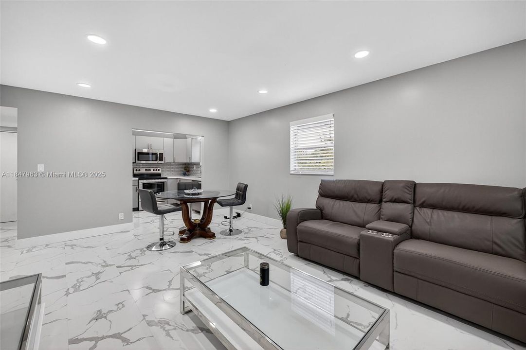 合同活跃: $189,000 (2 贝兹, 2 浴室, 1070 平方英尺)