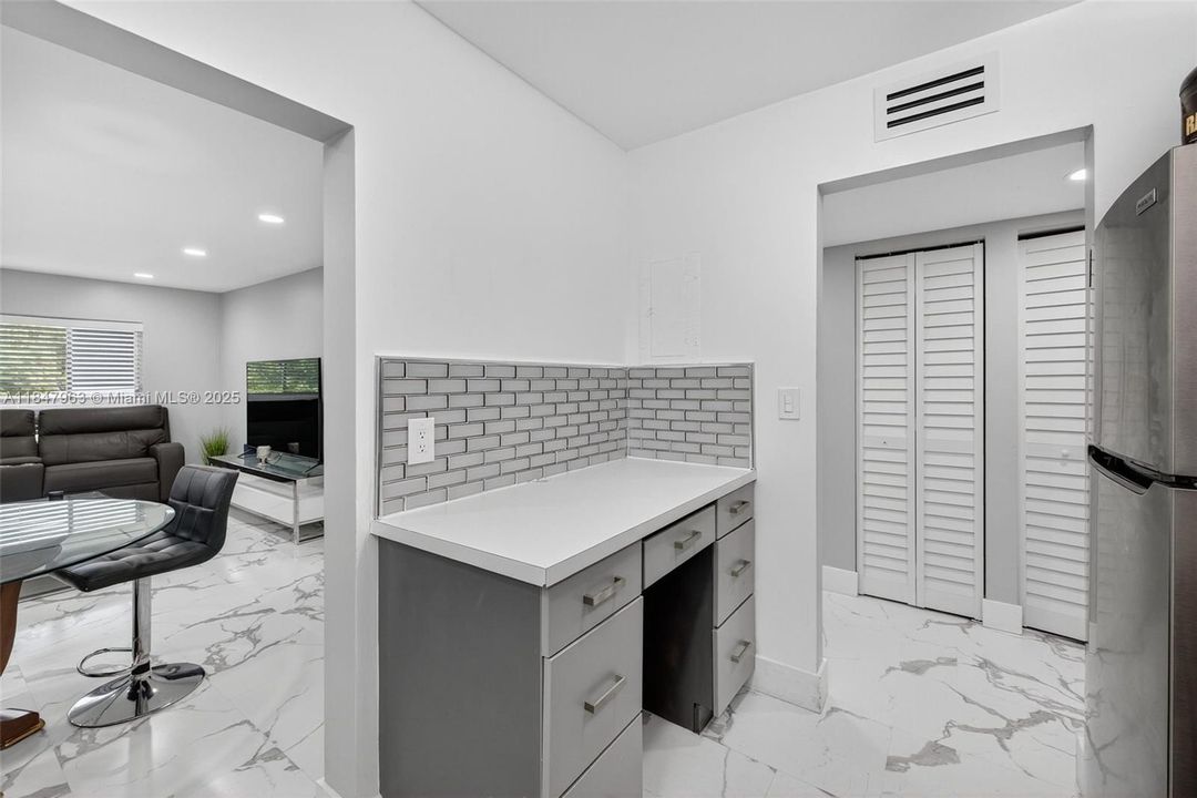 合同活跃: $189,000 (2 贝兹, 2 浴室, 1070 平方英尺)