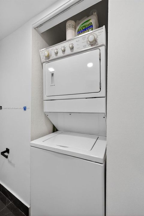 合同活跃: $189,000 (2 贝兹, 2 浴室, 1070 平方英尺)