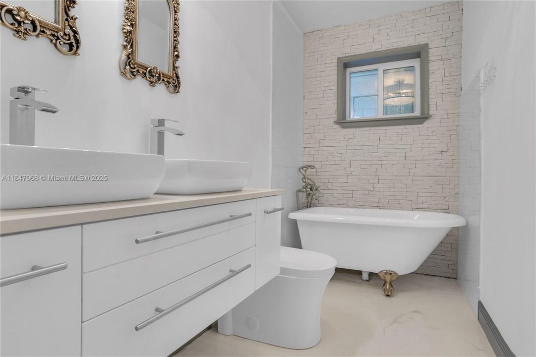 最近售出: $490,000 (3 贝兹, 2 浴室, 2175 平方英尺)