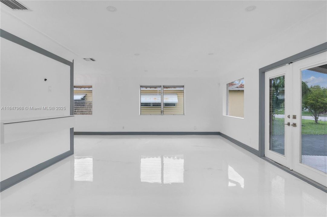 最近售出: $490,000 (3 贝兹, 2 浴室, 2175 平方英尺)