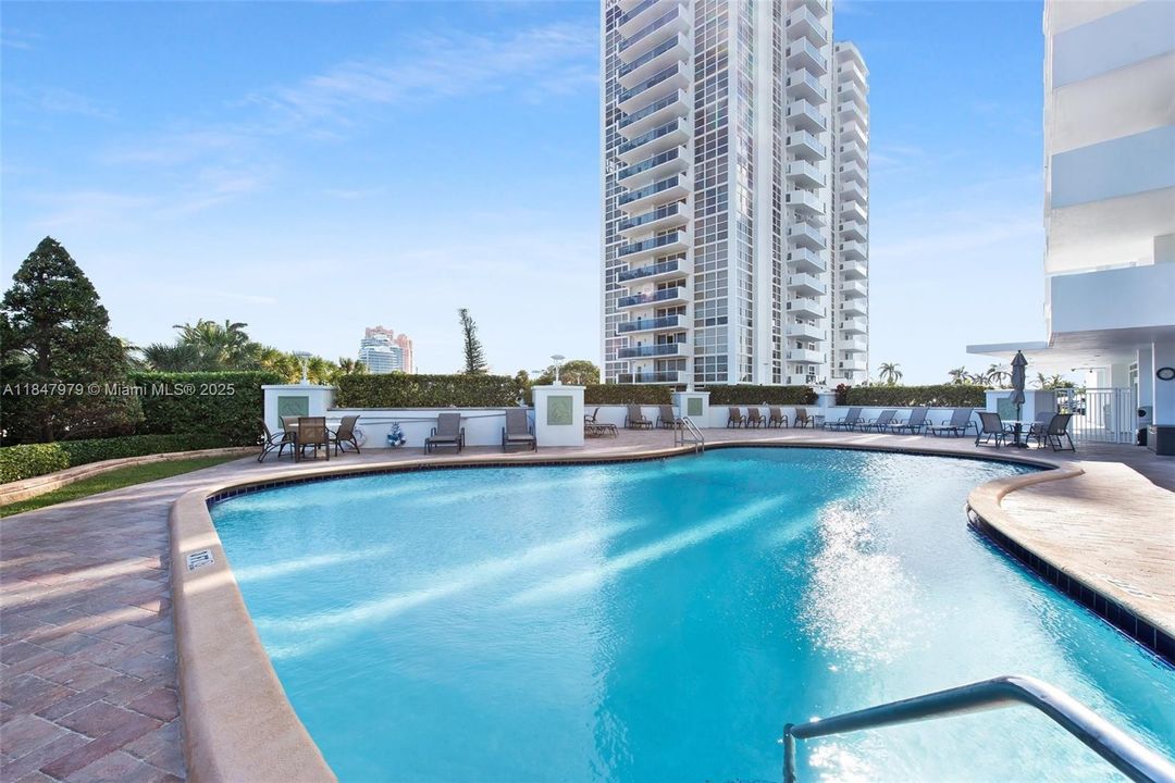 Active With Contract: $4,000 (2 beds, 2 baths, 1200 Square Feet)