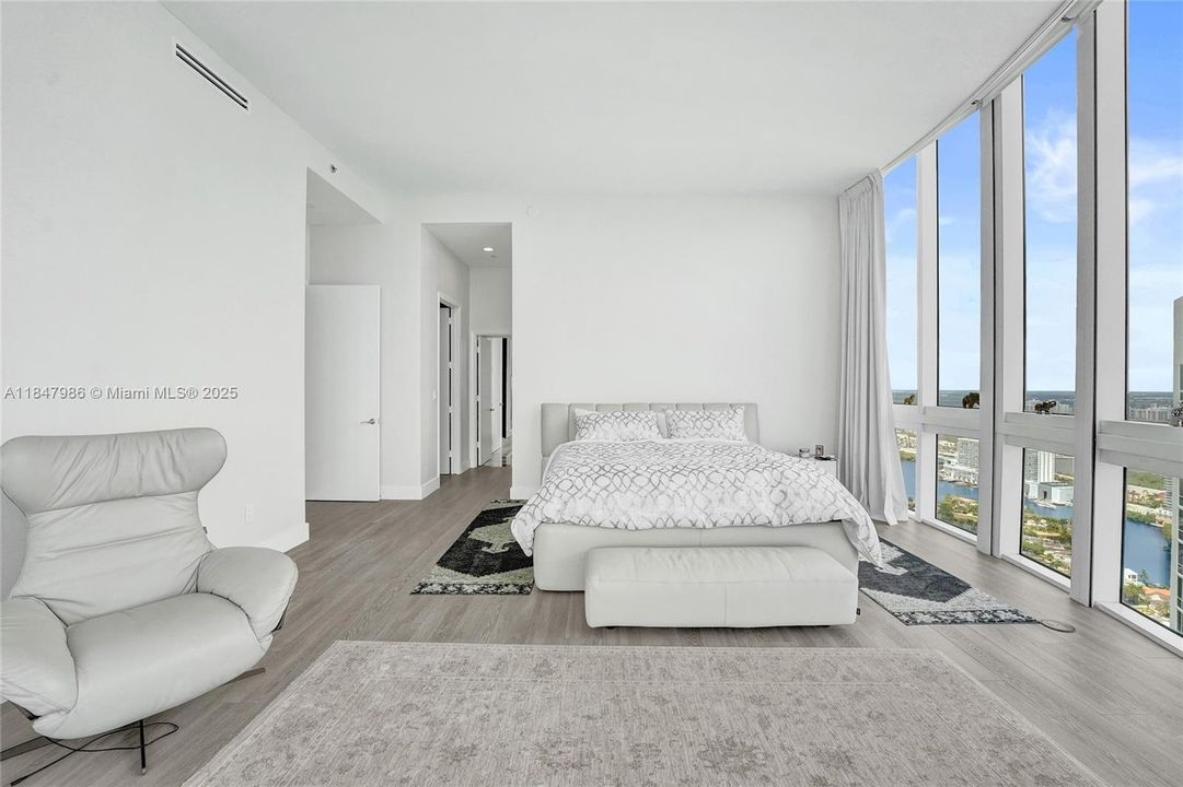 For Sale: $3,249,000 (3 beds, 3 baths, 2768 Square Feet)