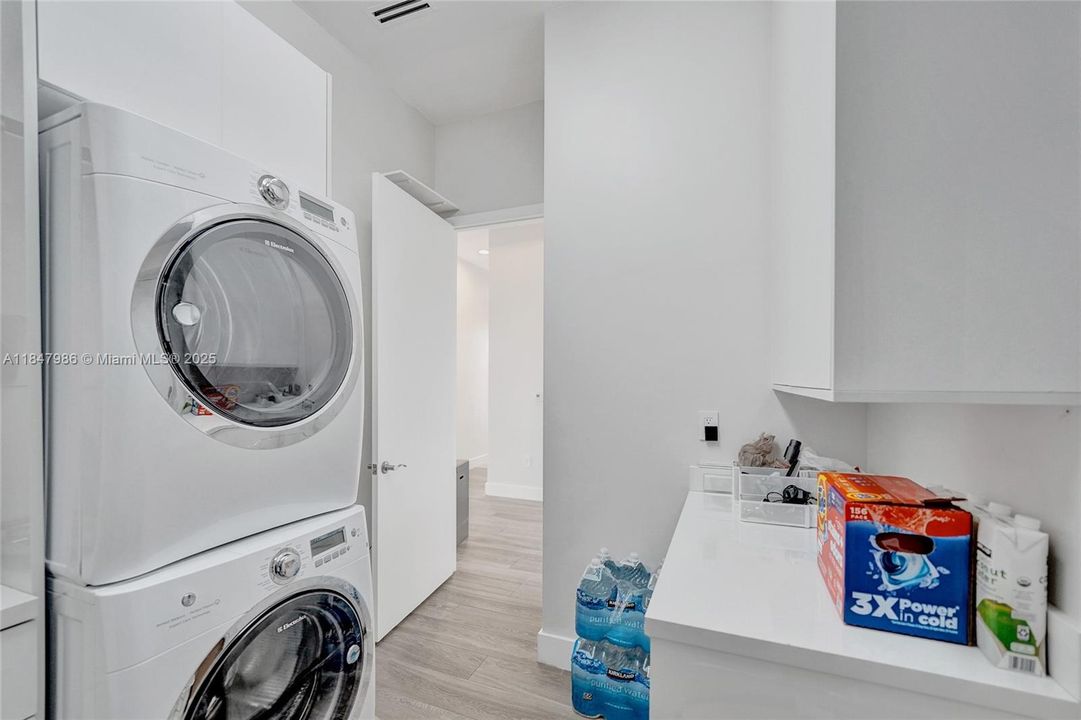 For Sale: $3,249,000 (3 beds, 3 baths, 2768 Square Feet)