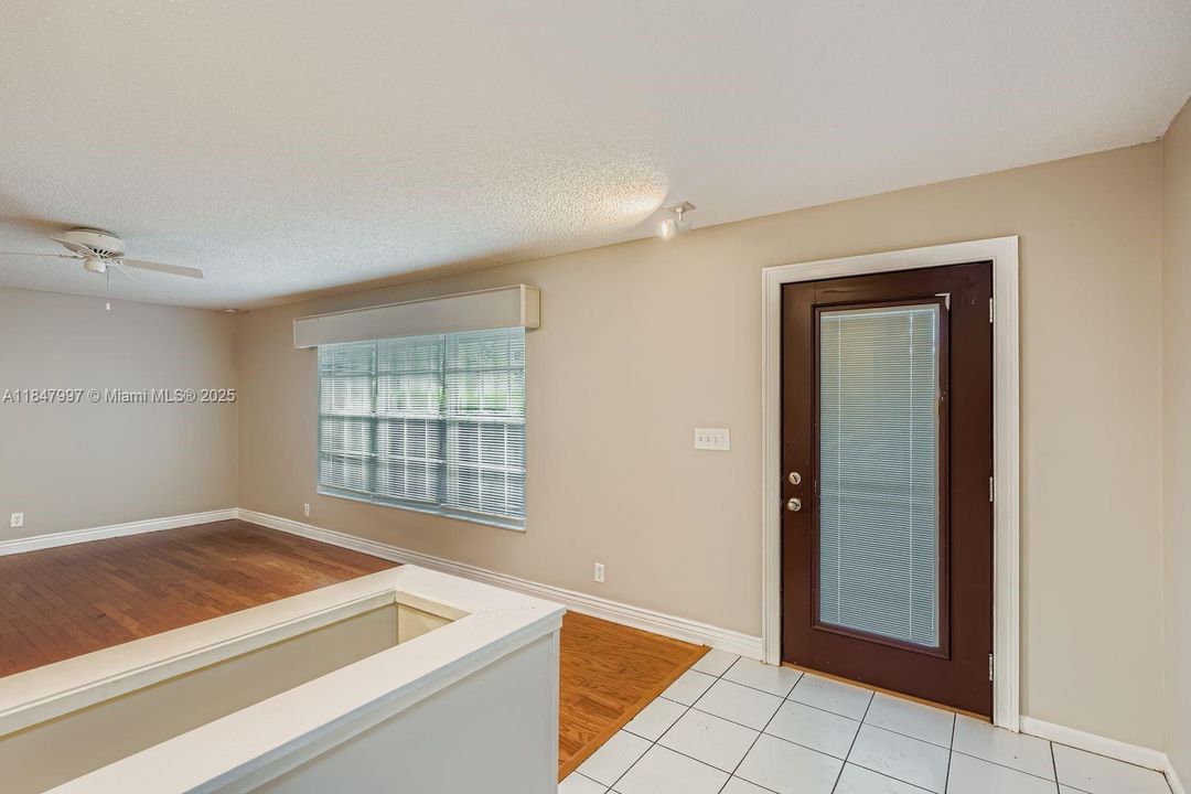 Под контрактом: $550,000 (3 спален, 2 ванн, 2045 Квадратных фут)