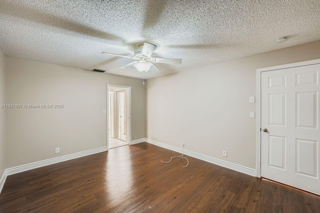 Под контрактом: $550,000 (3 спален, 2 ванн, 2045 Квадратных фут)