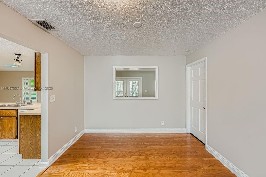 Под контрактом: $550,000 (3 спален, 2 ванн, 2045 Квадратных фут)