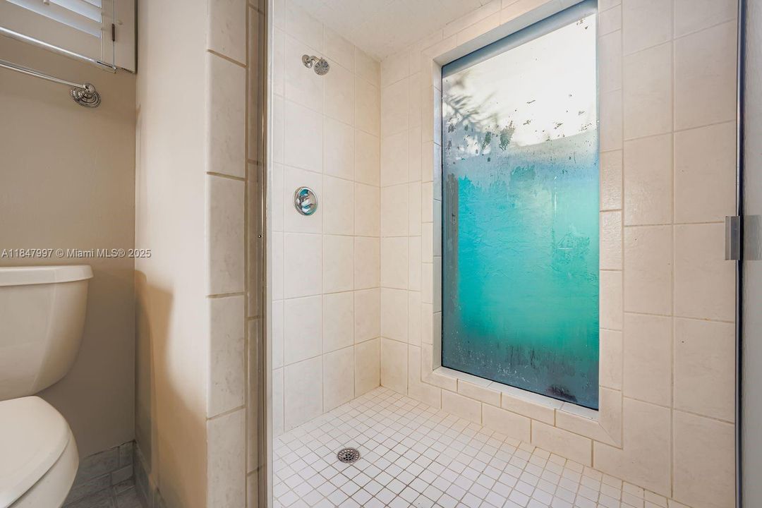 Под контрактом: $550,000 (3 спален, 2 ванн, 2045 Квадратных фут)