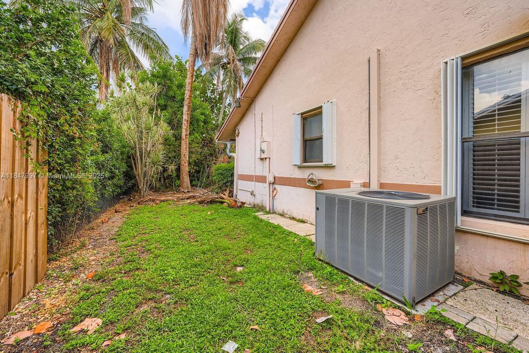 Под контрактом: $550,000 (3 спален, 2 ванн, 2045 Квадратных фут)