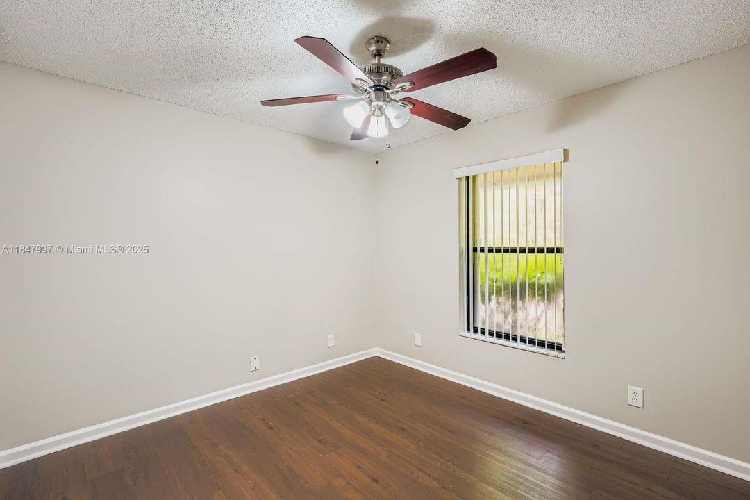 Под контрактом: $550,000 (3 спален, 2 ванн, 2045 Квадратных фут)