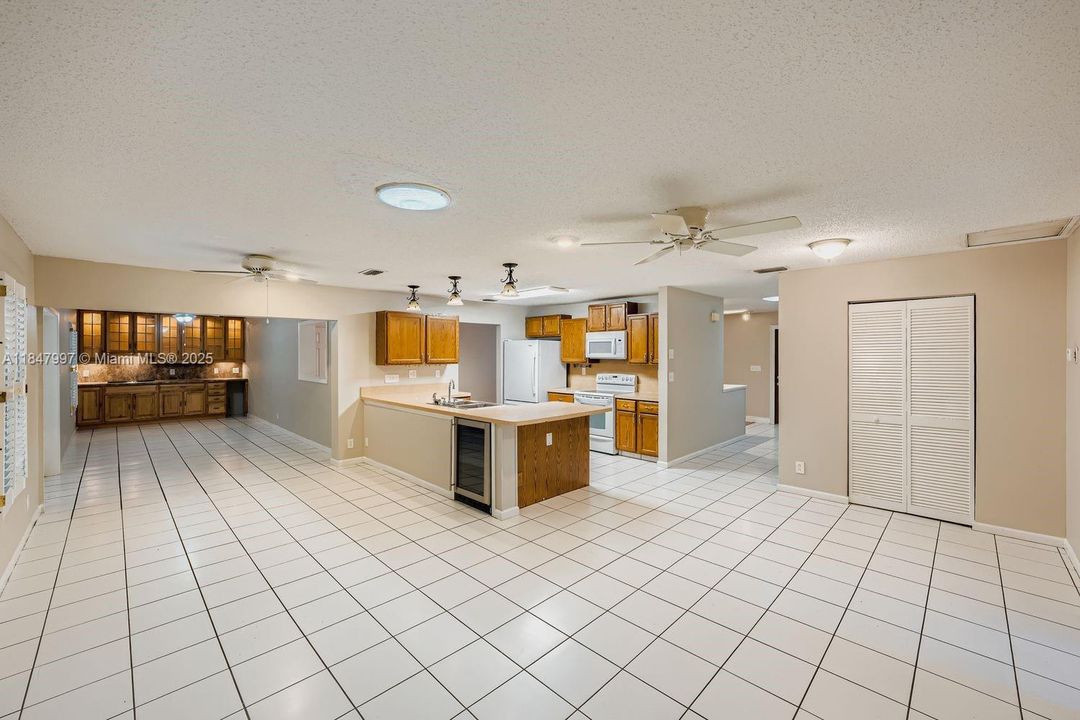 Под контрактом: $550,000 (3 спален, 2 ванн, 2045 Квадратных фут)