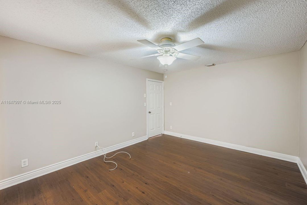 Под контрактом: $550,000 (3 спален, 2 ванн, 2045 Квадратных фут)