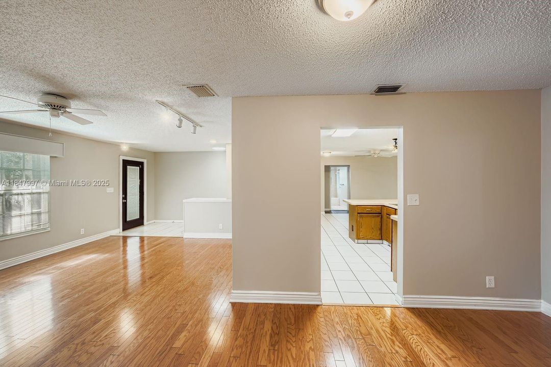 Под контрактом: $550,000 (3 спален, 2 ванн, 2045 Квадратных фут)