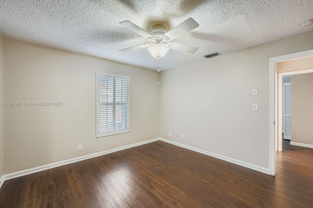 Под контрактом: $550,000 (3 спален, 2 ванн, 2045 Квадратных фут)