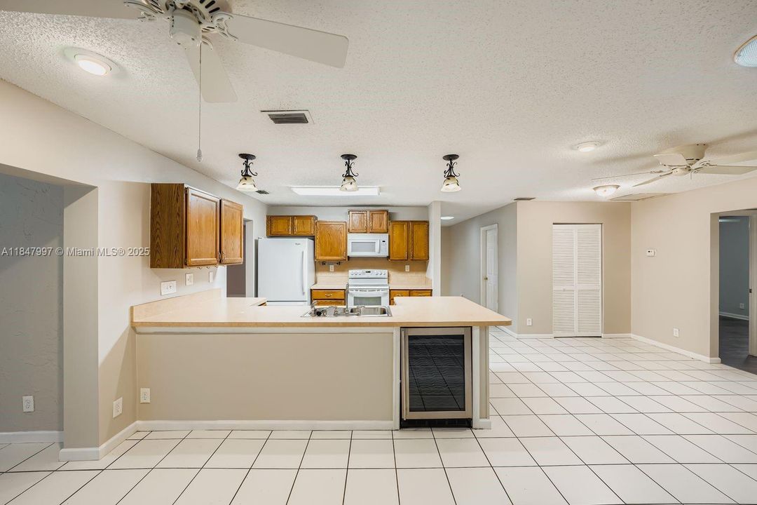 Под контрактом: $550,000 (3 спален, 2 ванн, 2045 Квадратных фут)