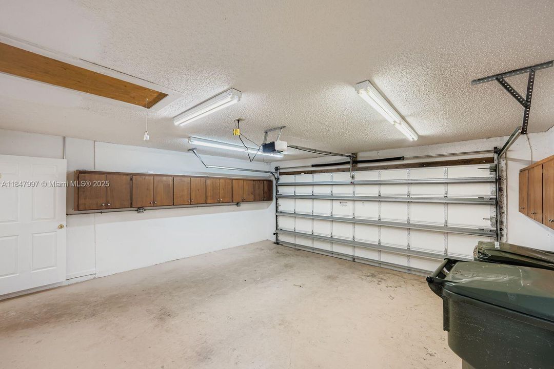 Под контрактом: $550,000 (3 спален, 2 ванн, 2045 Квадратных фут)