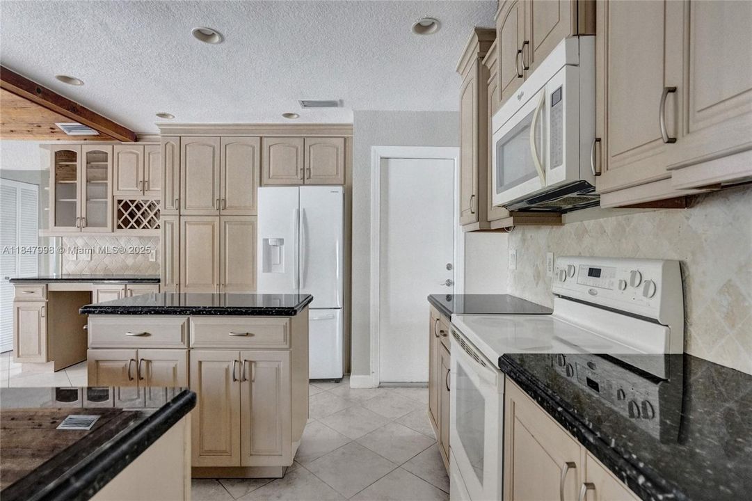 En Venta: $1,250,000 (3 camas, 2 baños, 1865 Pies cuadrados)