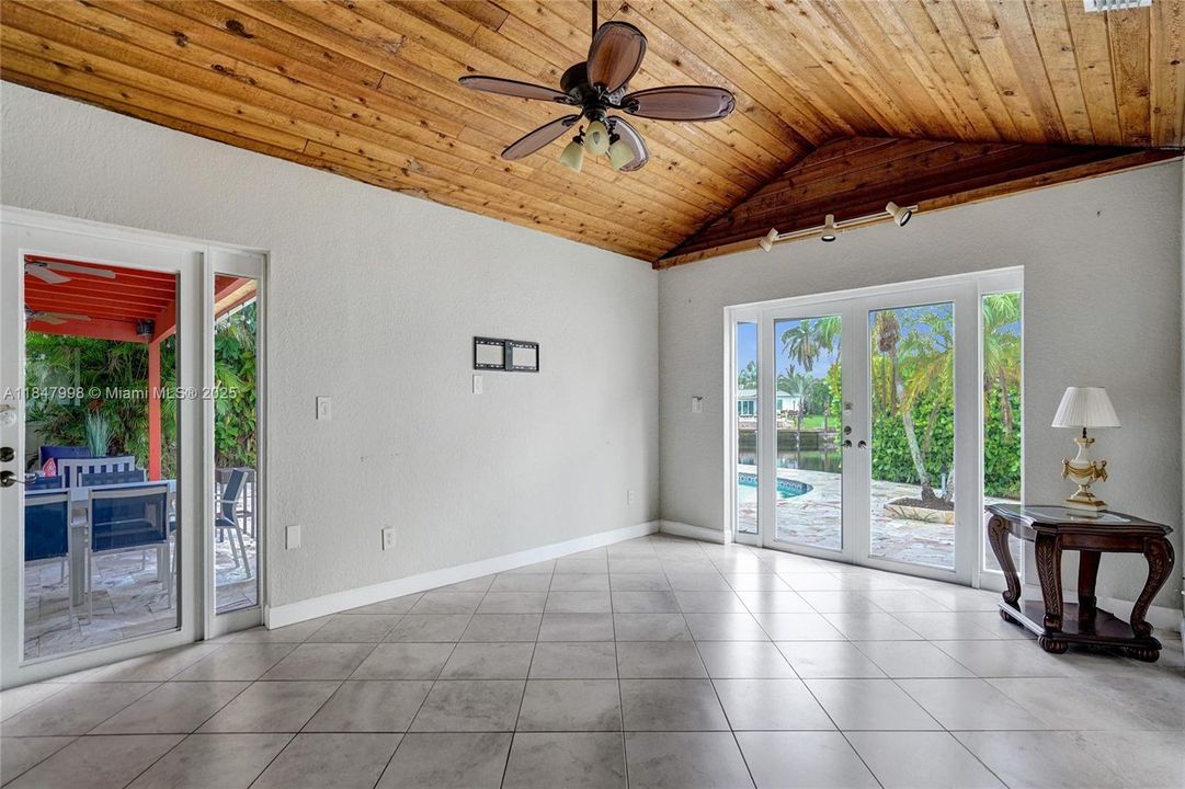 En Venta: $1,250,000 (3 camas, 2 baños, 1865 Pies cuadrados)