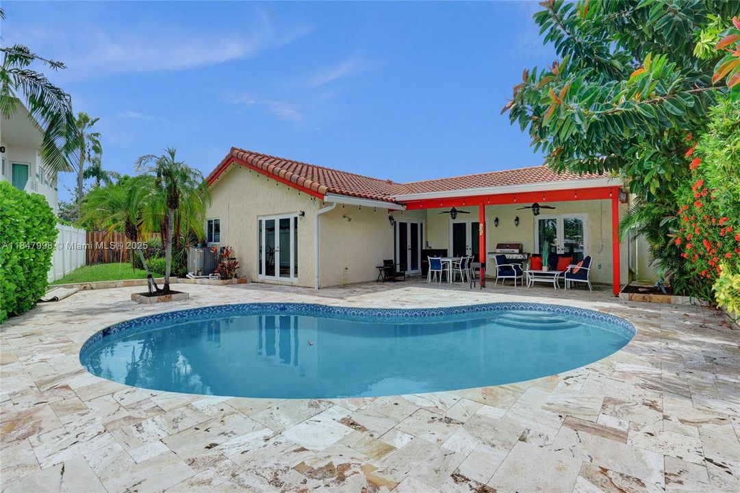 En Venta: $1,250,000 (3 camas, 2 baños, 1865 Pies cuadrados)