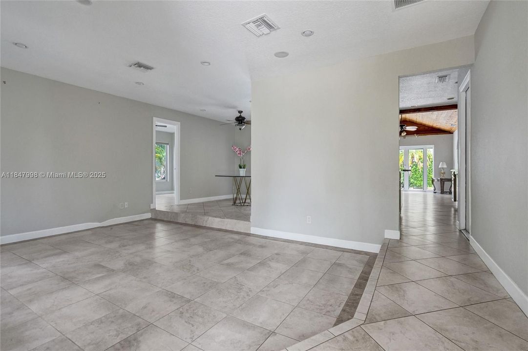 En Venta: $1,250,000 (3 camas, 2 baños, 1865 Pies cuadrados)