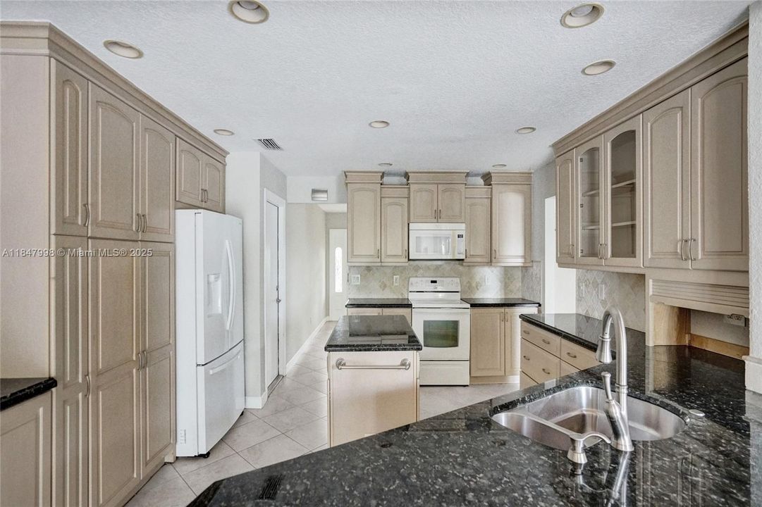 En Venta: $1,250,000 (3 camas, 2 baños, 1865 Pies cuadrados)