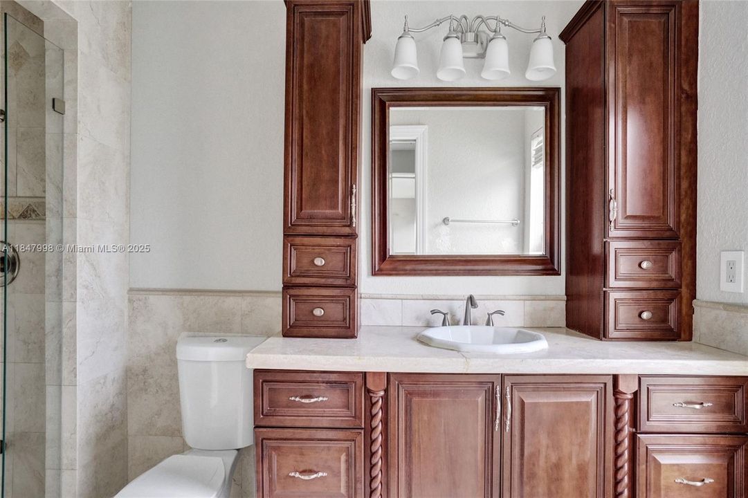 En Venta: $1,250,000 (3 camas, 2 baños, 1865 Pies cuadrados)