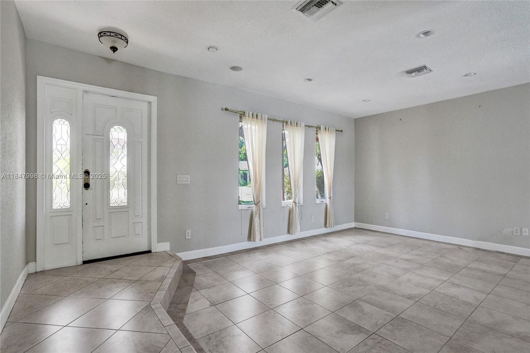 En Venta: $1,250,000 (3 camas, 2 baños, 1865 Pies cuadrados)