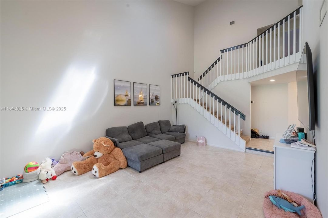 Recently Sold: $525,000 (3 beds, 2 baths, 1823 Square Feet)