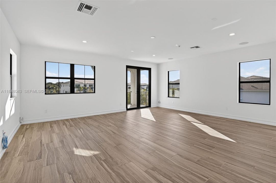 For Rent: $25,000 (6 beds, 6 baths, 6182 Square Feet)