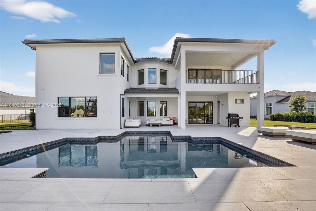 For Rent: $25,000 (6 beds, 6 baths, 6182 Square Feet)