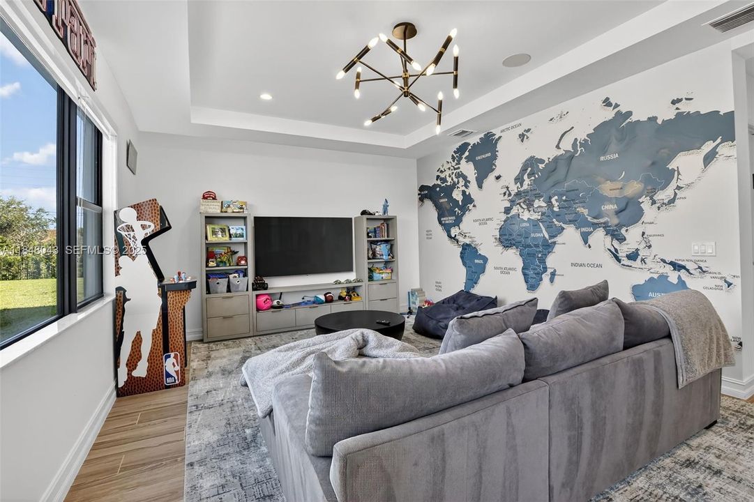 For Rent: $25,000 (6 beds, 6 baths, 6182 Square Feet)